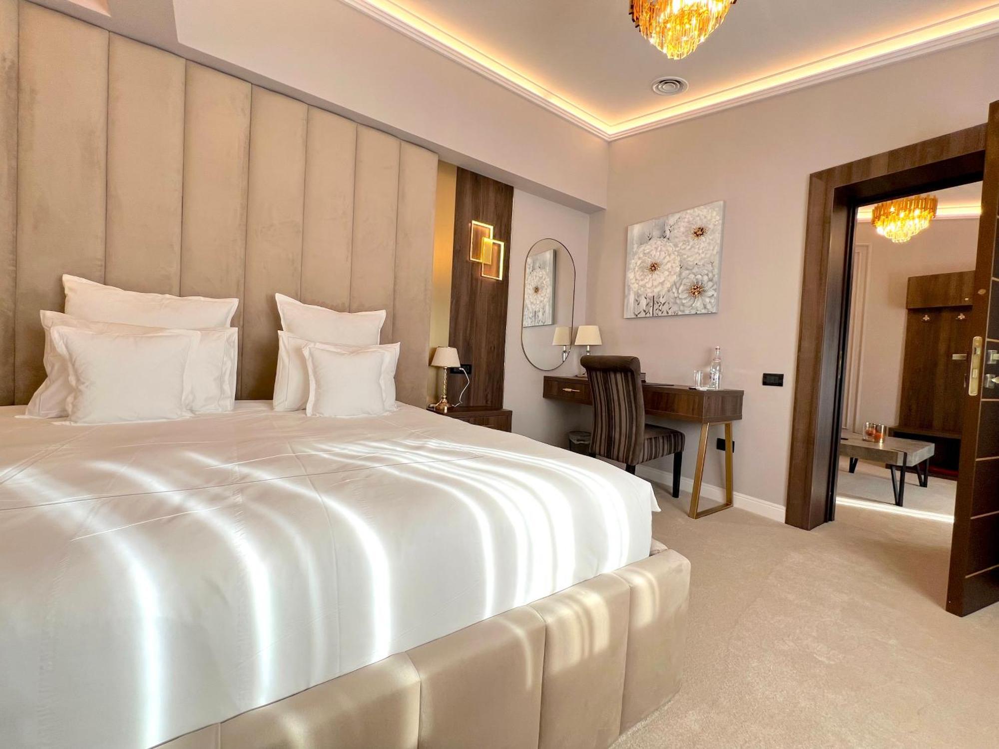 Hotel 5 Continents Craiova Exteriör bild