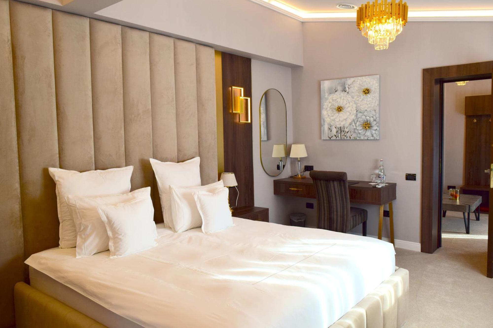 Hotel 5 Continents Craiova Exteriör bild