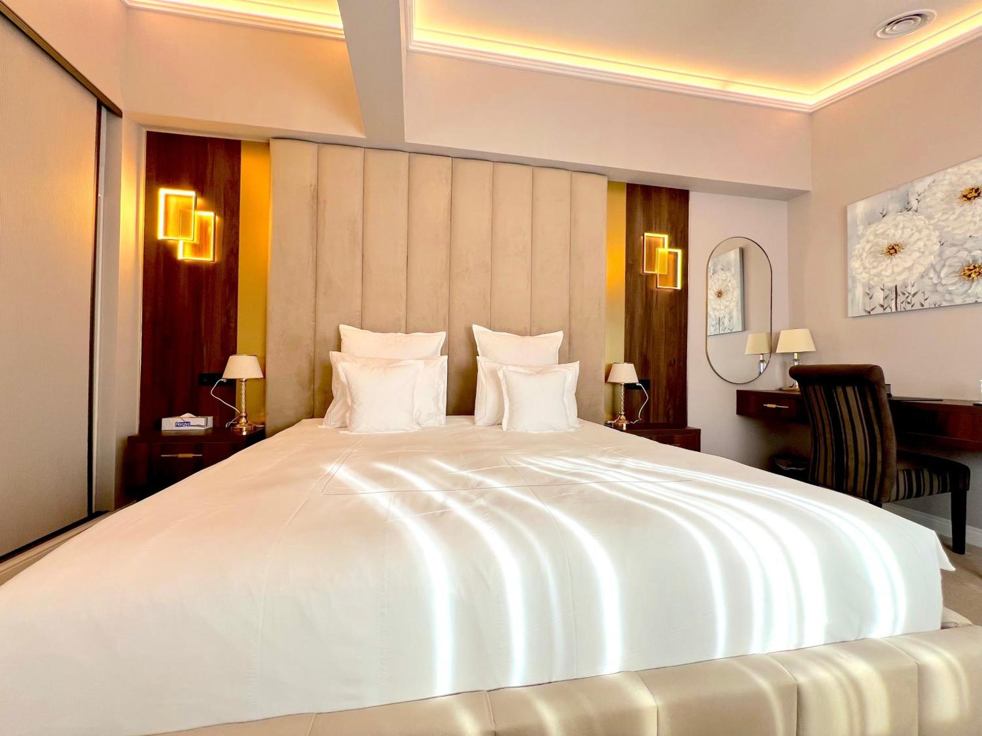 Hotel 5 Continents Craiova Exteriör bild