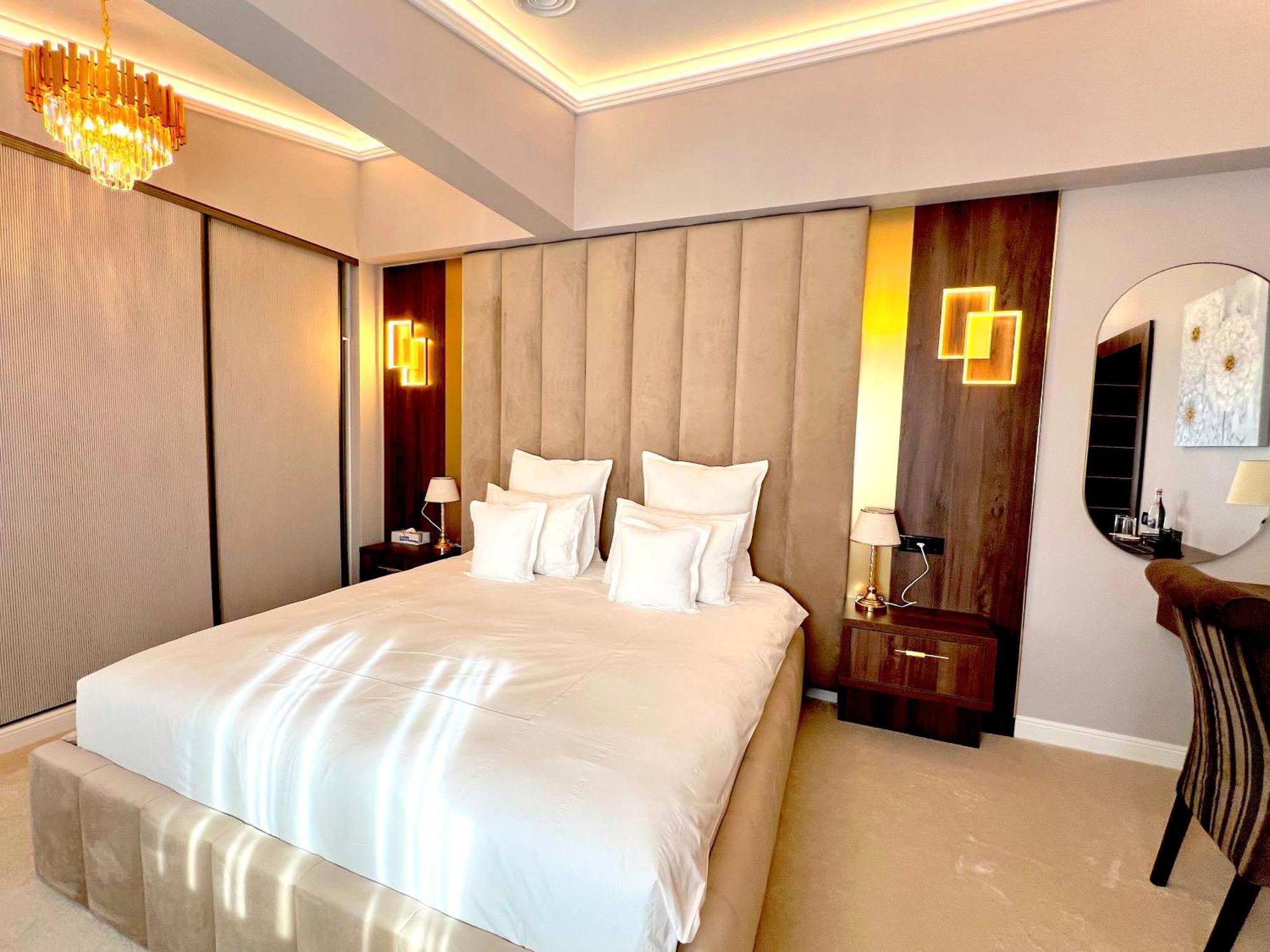 Hotel 5 Continents Craiova Exteriör bild