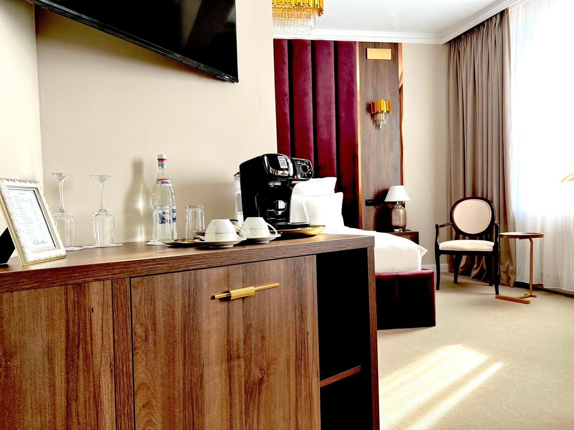Hotel 5 Continents Craiova Exteriör bild