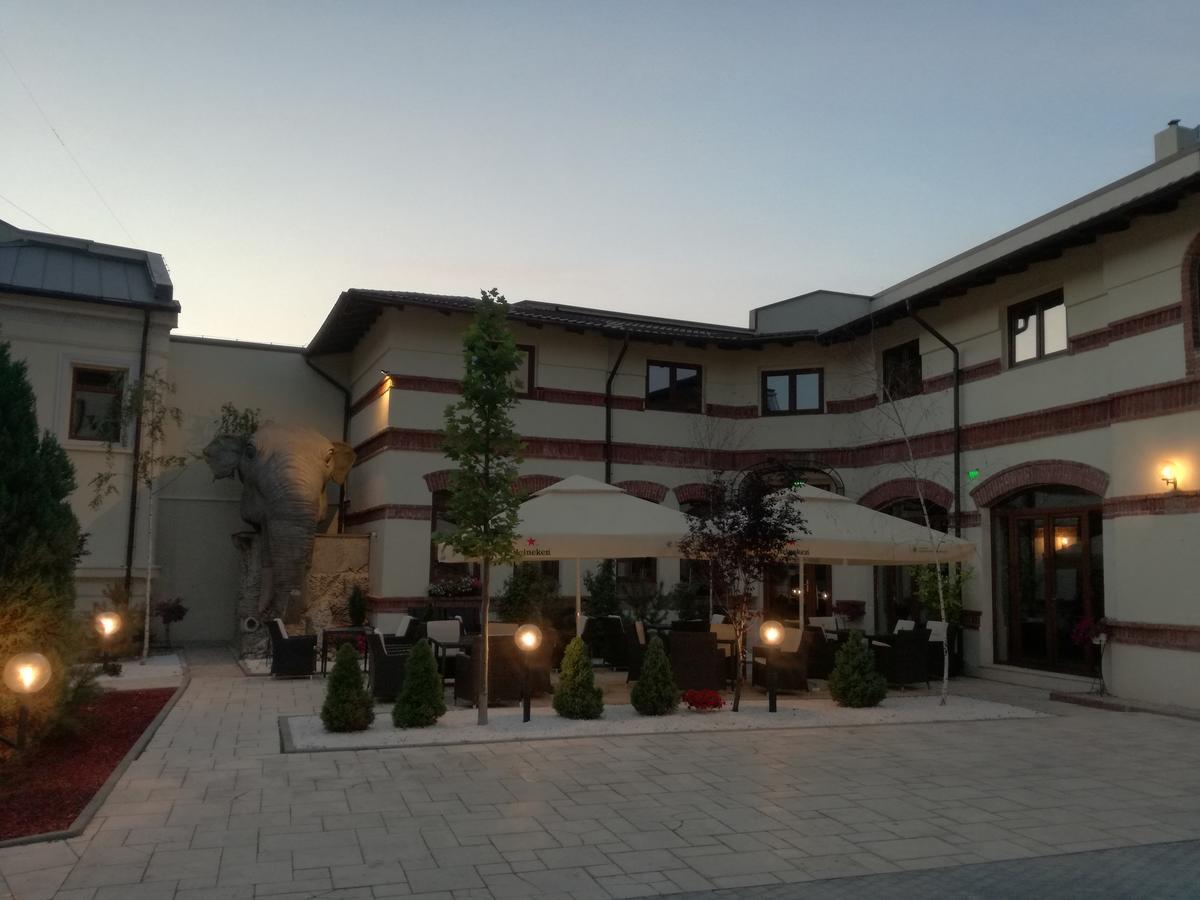 Hotel 5 Continents Craiova Exteriör bild